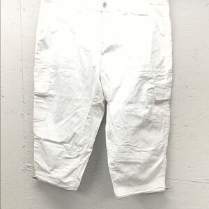 Time and Tru White Cargo Capri Pants